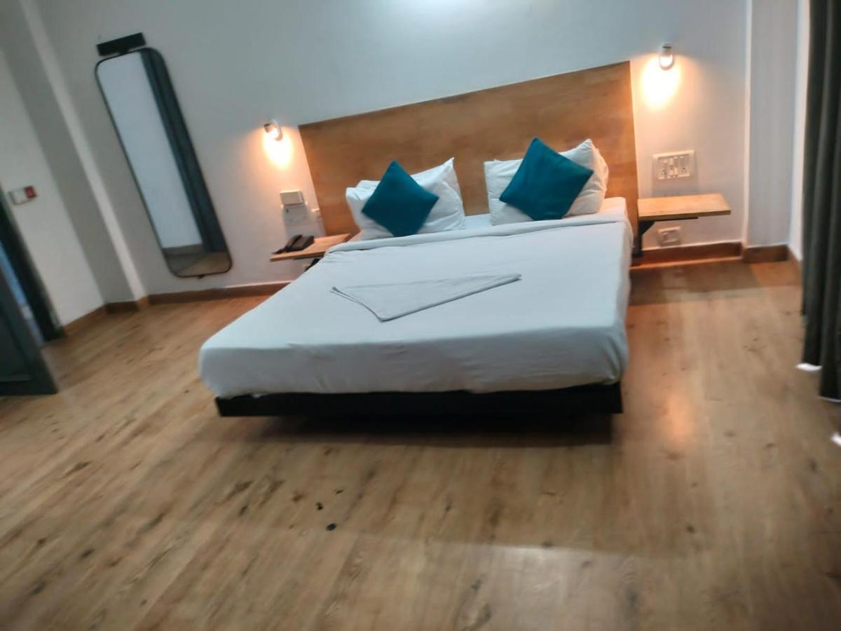 Divine Inn Couple Friendly Hotel Near Sector 51 Metro Station Noida Buitenkant foto