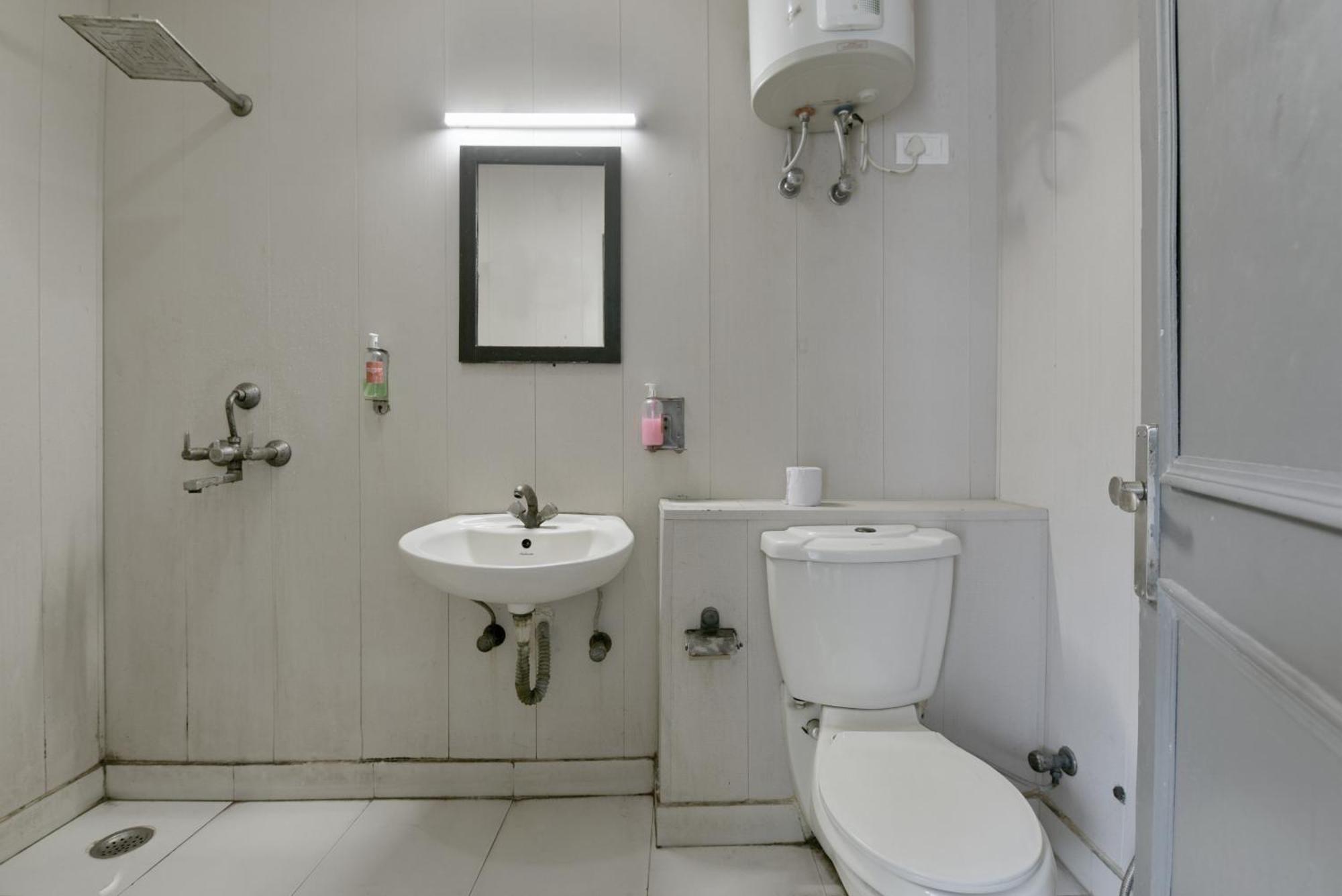 Divine Inn Couple Friendly Hotel Near Sector 51 Metro Station Noida Buitenkant foto